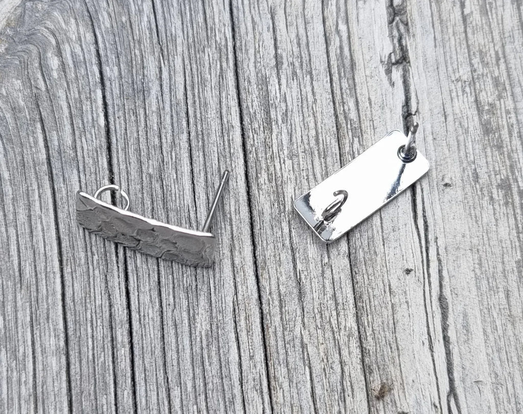 Örstickare silverfärgad - Hamrad rektangel 8x13mm 2-pack Grekisk Metall