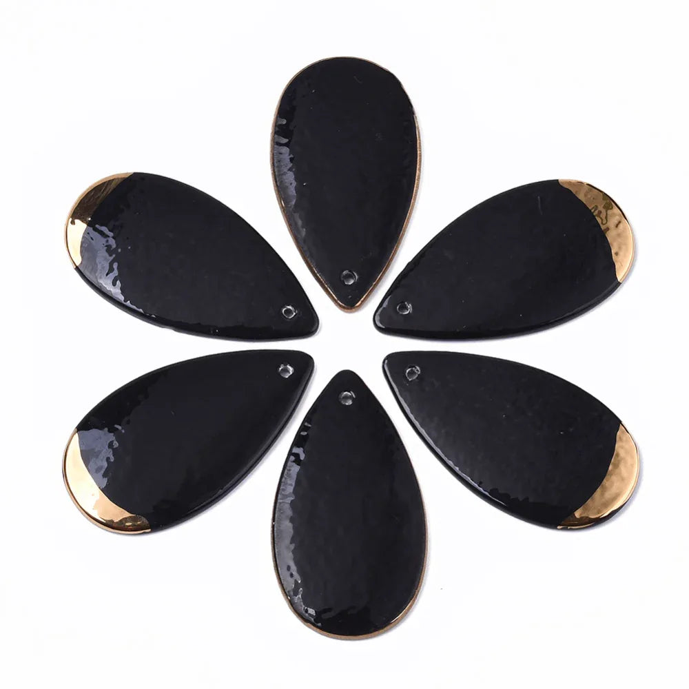 Hänge i porslin - Droppe Svart med guld 50x27mm 1 styck Hilmas Pyssel