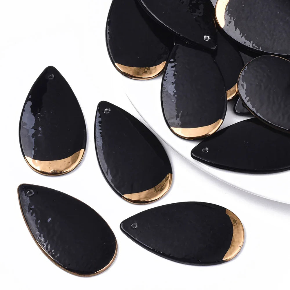 Hänge i porslin - Droppe Svart med guld 50x27mm 1 styck Hilmas Pyssel