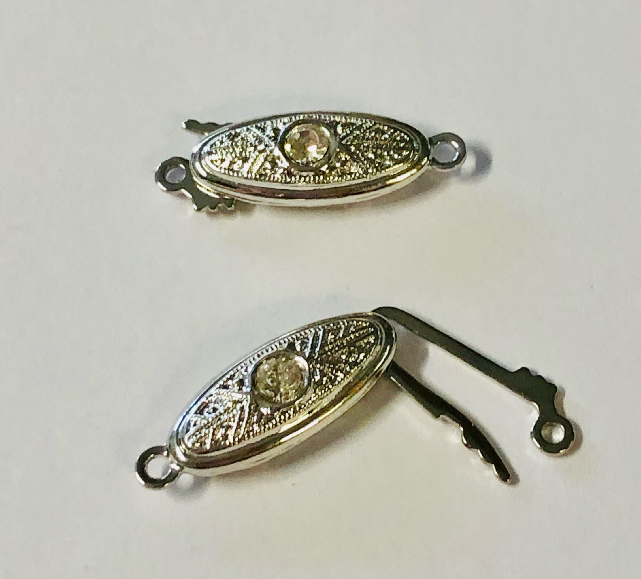 Claspgarten fishhookclasp - Oval mönstrad med Swarovski kristall silverfärgad 10x5mm, 1 styck Claspgarten