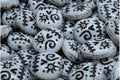 Woodoo Funny Face Beads - White/Black16x13mm, 6-pack Hilmas Pyssel