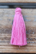 Hänge tassel polyester - Mörkrosa 35mm 1 styck Hilmas Pyssel