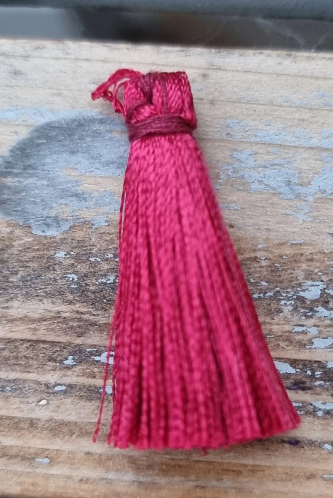 Hänge tassel polyester - Bordeaux 35mm 1 styck Hilmas Pyssel