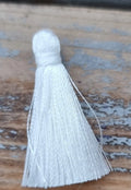 Hänge tassel polyester - Vit 35mm 1 styck Hilmas Pyssel