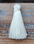 Hänge tassel polyester - Ivory 35mm 1 styck Hilmas Pyssel