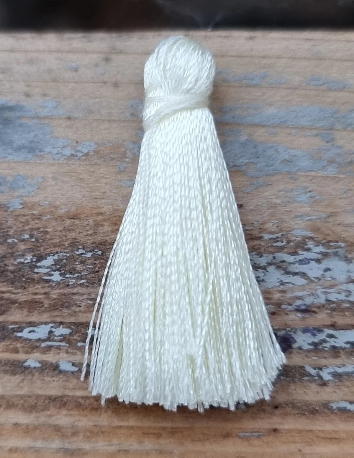 Hänge tassel polyester - Ivory 35mm 1 styck Hilmas Pyssel