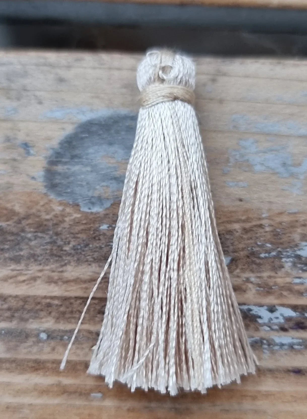 Hänge tassel polyester - Beige 35mm 1 styck Hilmas Pyssel