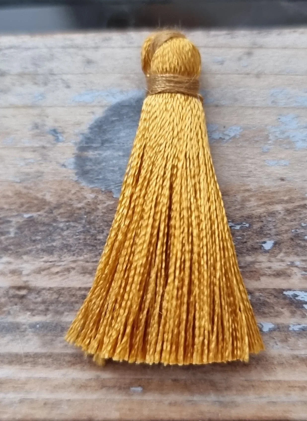 Hänge tassel polyester - Okra 35mm 1 styck Hilmas Pyssel