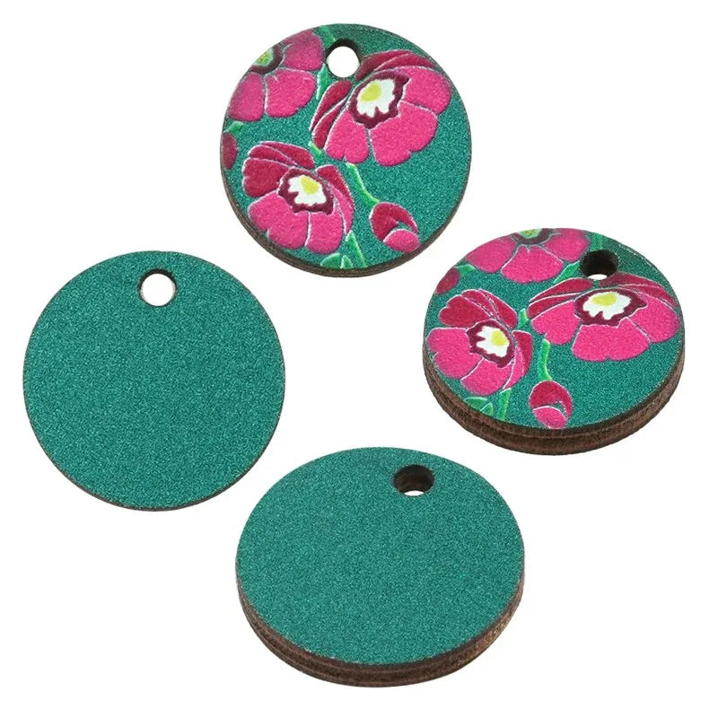 Hänge / Berlock Trä - Rund med blommor, petrol 15mm 1 styck Hilmas Pyssel