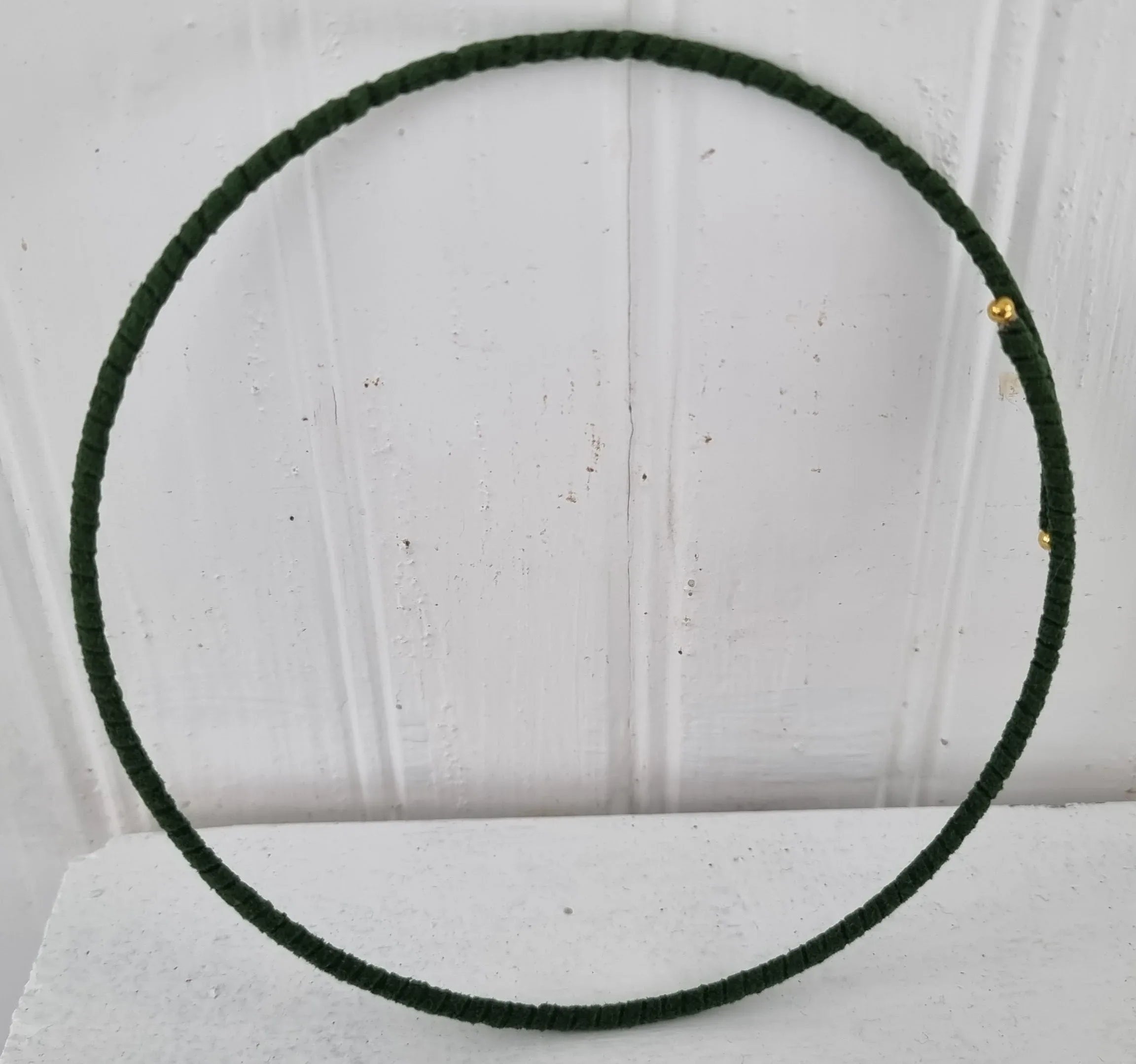 Memorywire med mockaimitation halsband - Grön 3mm, 1 styck Grekisk Metall