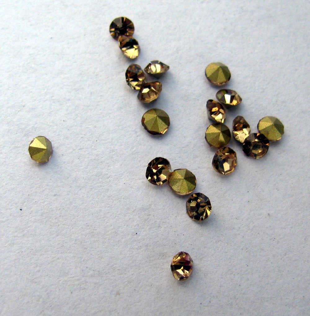 Strasstenar konformad baksida - Brun, 3mm, 20 pack Hilmas Pyssel