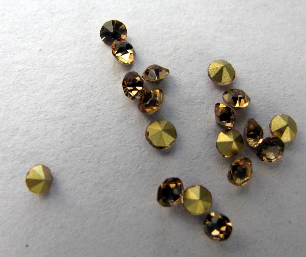 Strasstenar konformad baksida - Brun, 3mm, 20 pack Hilmas Pyssel