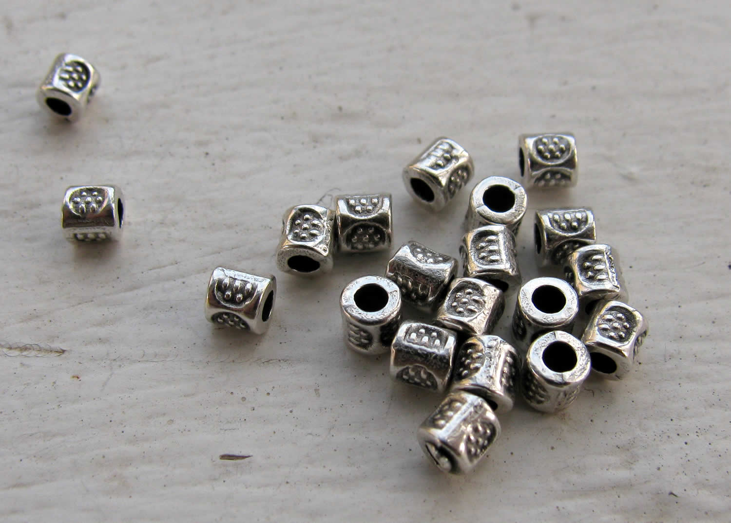 Mellandel Silverfärgad - Liten Mönstrad Cylinder, 3mm, 20-pack Grekisk Metall