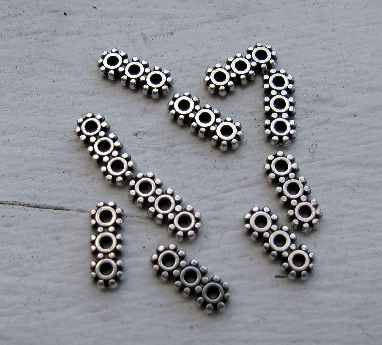 Mellandel silverfärgad - 3-rads daisy, 10-pack Grekisk Metall