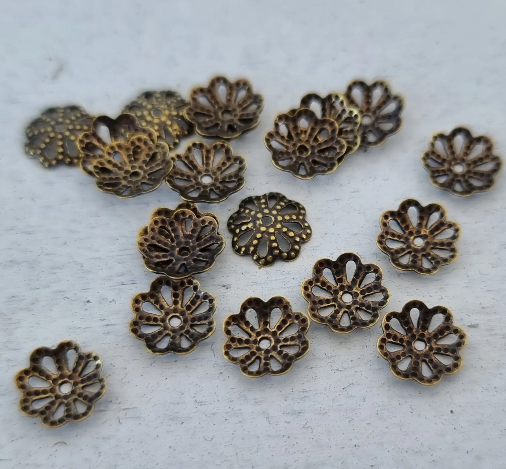 Pärlhattar Bronsfärgade - Filigree 8mm, 20-pack Grekisk Metall