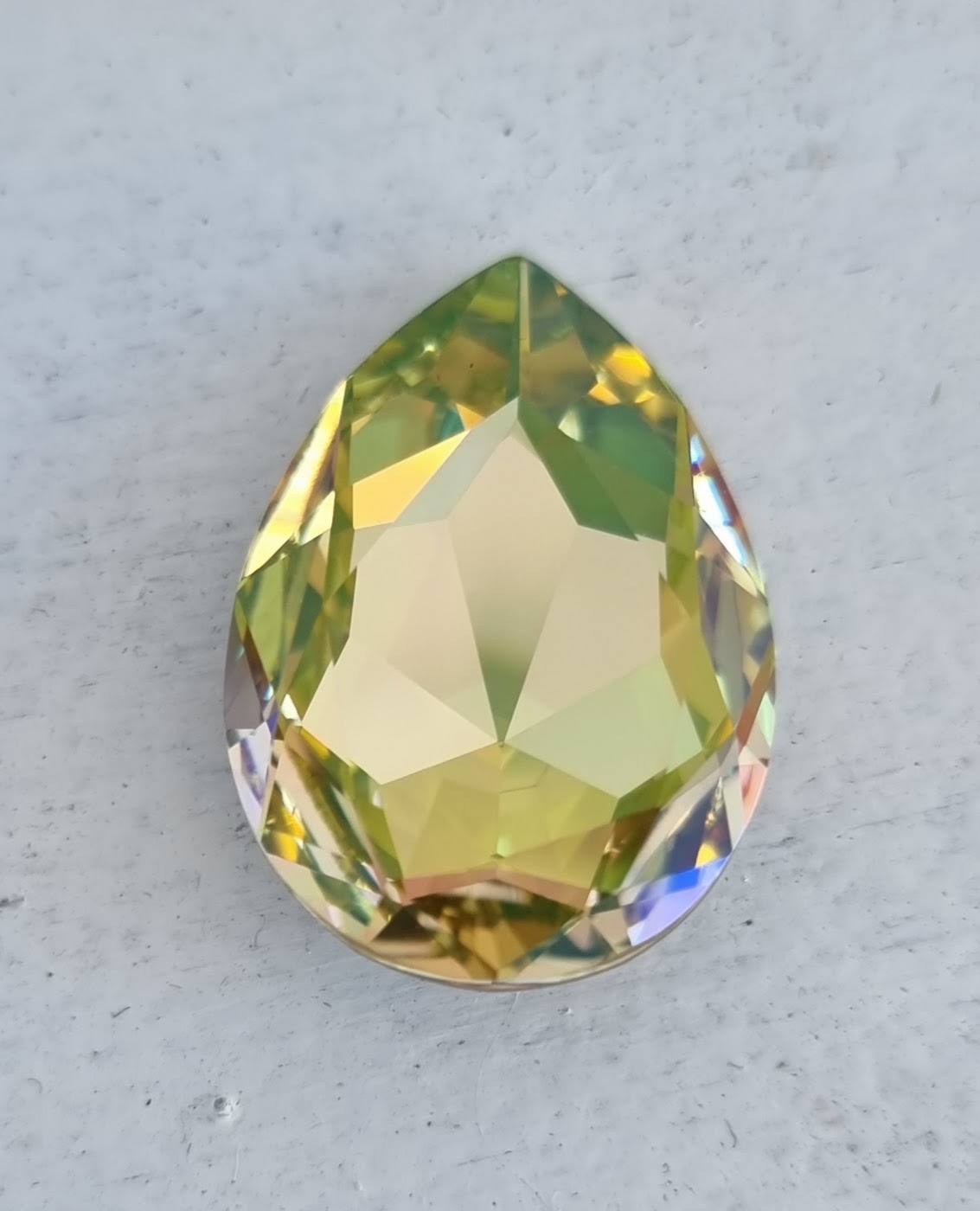 Swarovski Crystals Large Pear Fancy Stone (4327) - Crystal Luminous Green 30x20 mm, 1 styck Swarovski