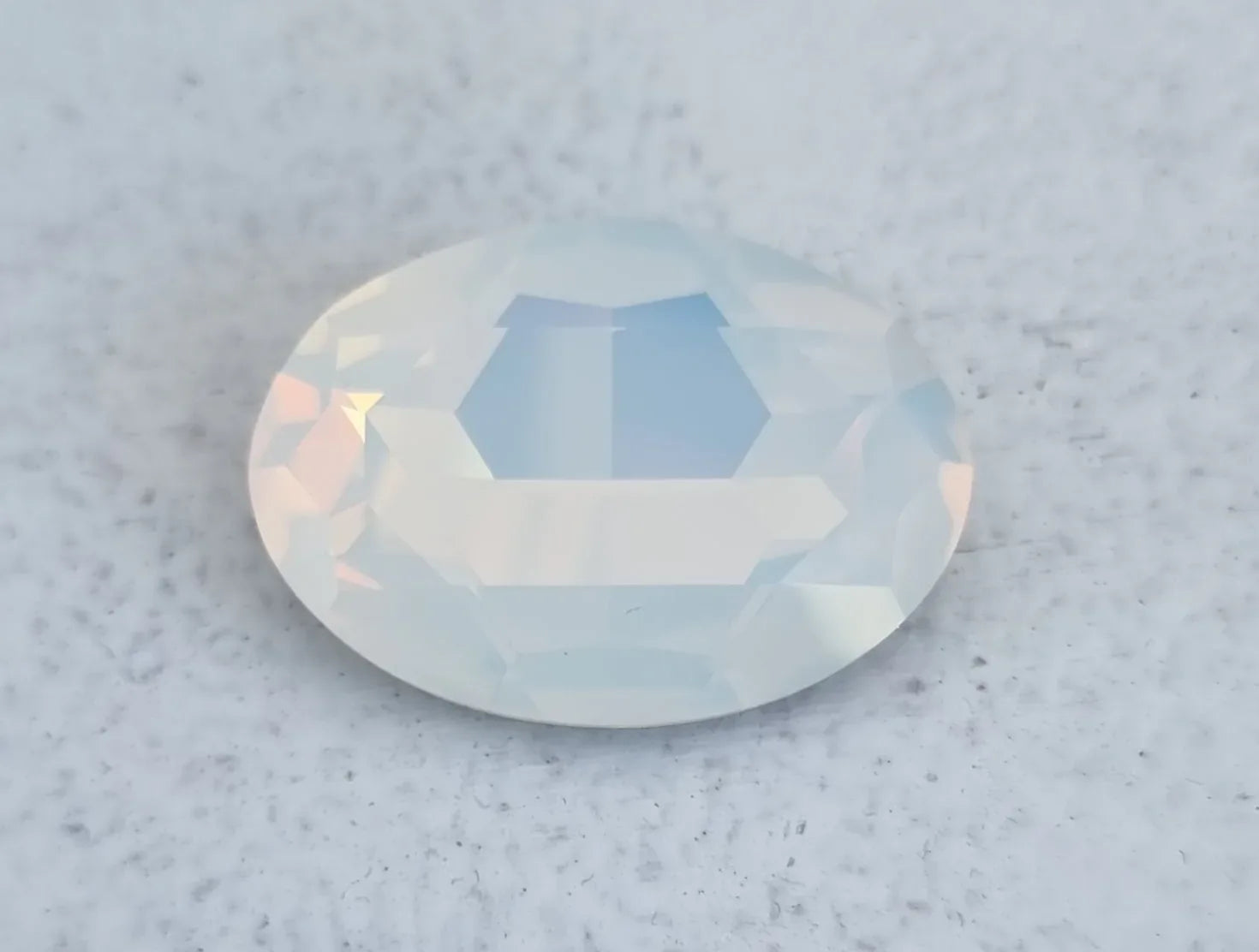 Swarovski crystals Big Fancy Oval (4127) - White Opal 30x22 mm, 1 styck Swarovski