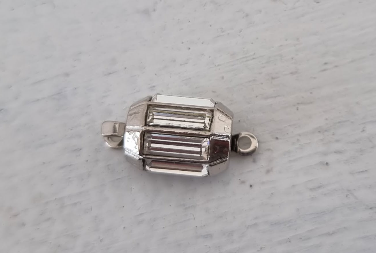 Claspgarten instickslås - Mindre med swarovskikristaller silverfärgad 10x8mm, 1 styck Claspgarten