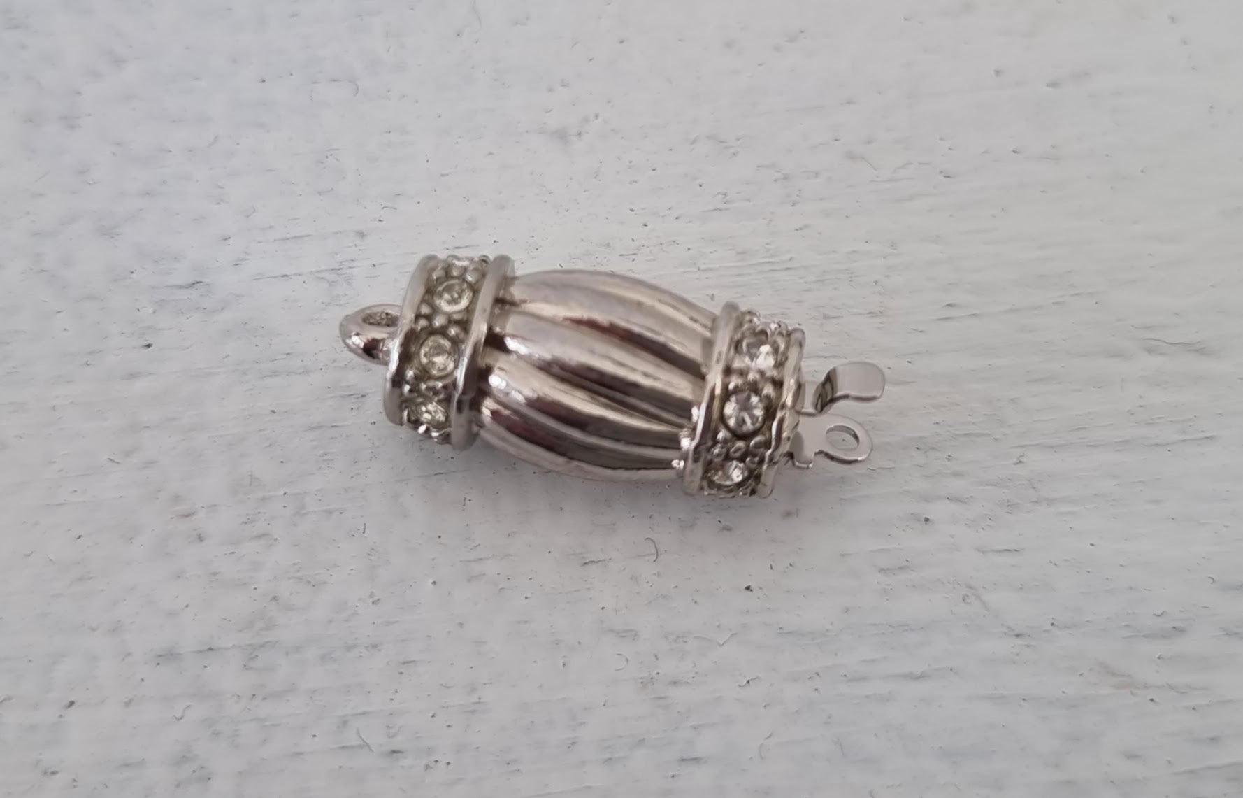 Claspgarten Instickslås - Oval Randig med Swarovski Kristaller 15x7mm 1 styck Claspgarten