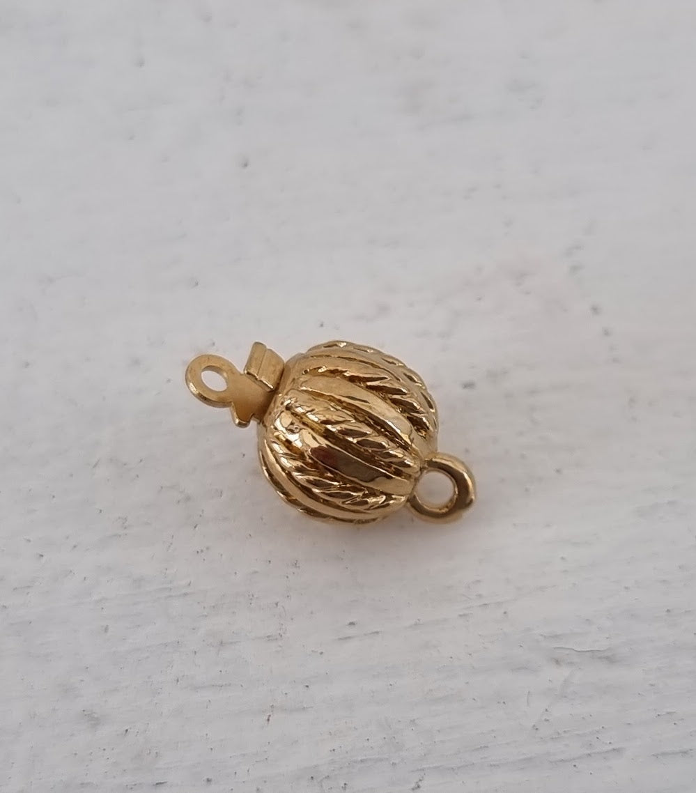 Claspgarten Instickslås - Randig Rund 23K Guldpläterad 8mm 1 styck Claspgarten