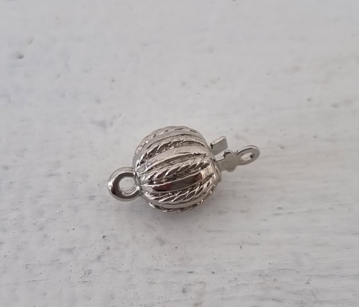 Claspgarten Instickslås - Randig Rund Silverfärgad 8mm 1 styck Claspgarten