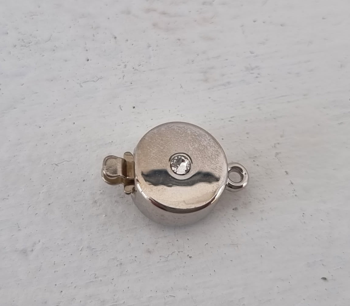 Claspgarten Instickslås - Platt rund med swarovskikristaller silverfärgad 11mm, 1 styck Claspgarten