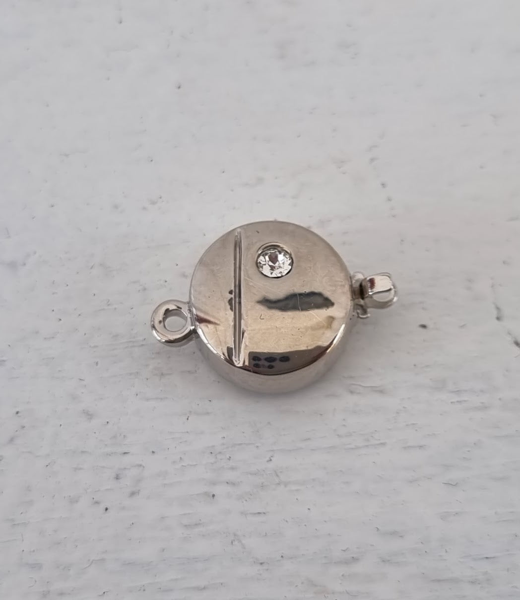 Claspgarten Instickslås - Platt rund med swarovskikristall och streck silverfärgad 12,5mm, 1 styck Claspgarten