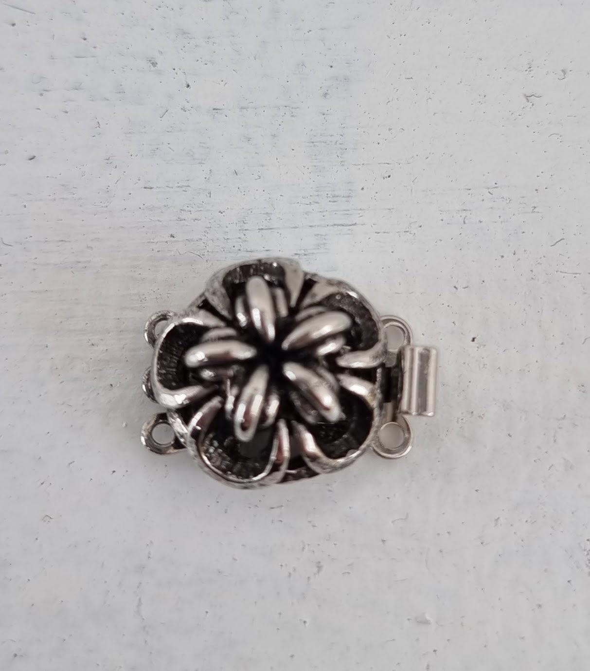 Instickslås - Rund blomma silverfärgad 12mm 1 styck Hilmas Pyssel