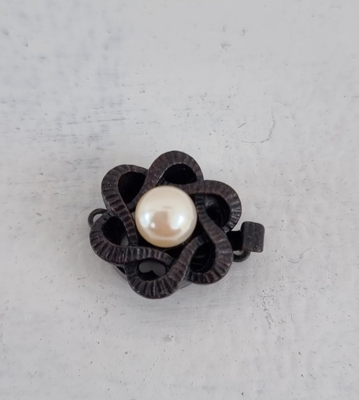 Instickslås - Rund blomma med pärla svartfärgad 15mm, 1 styck Hilmas Pyssel