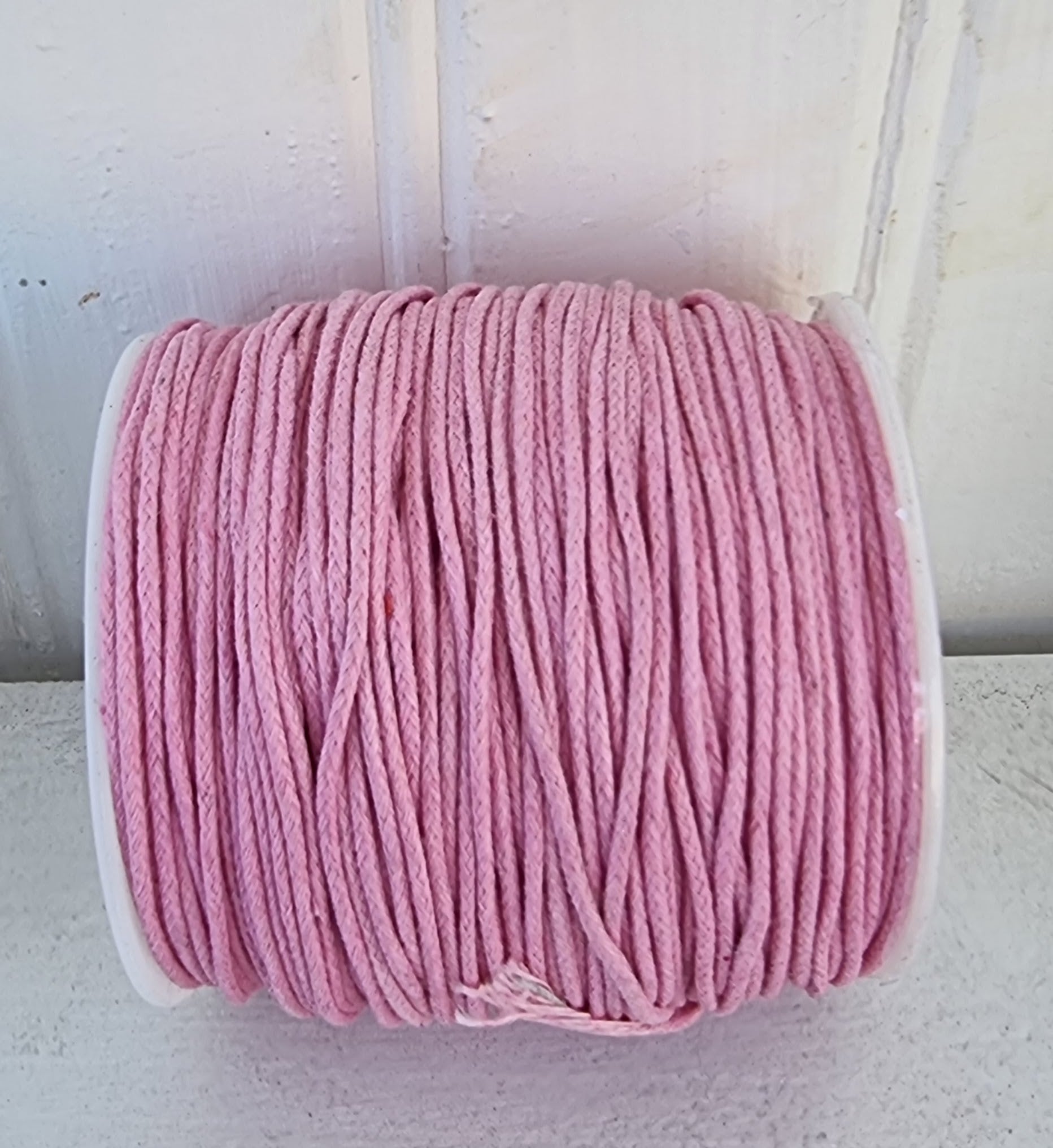 Vaxad bomullstråd - Rosa 1mm, 1 rulle Hilmas Pyssel