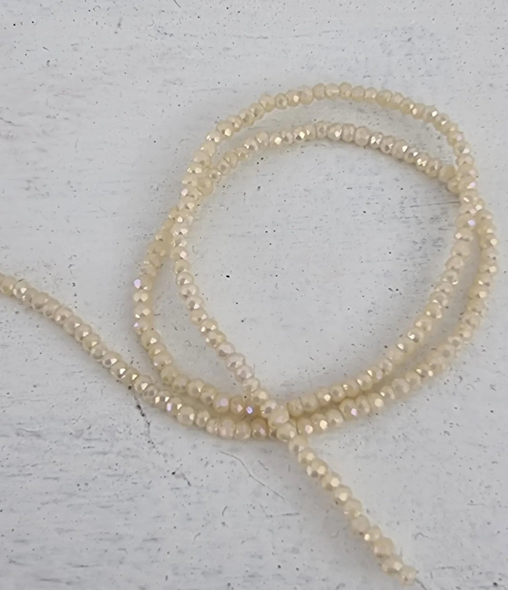 Facetterade glaspärlor - Vit med AB 2,6x1,7mm 1 sträng Hilmas Pyssel