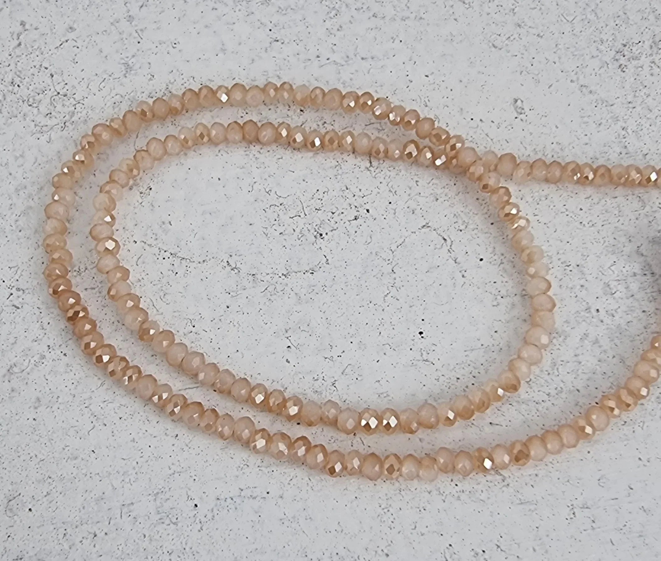 Facetterade glaspärlor - Champagne 2,6x1,7mm 1 sträng Hilmas Pyssel