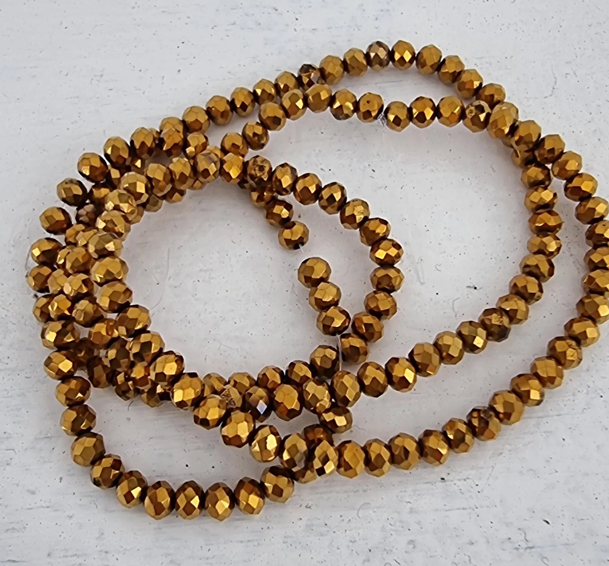 Facetterade glaspärlor - Guldfärgade, 3x2.5mm, 1 sträng Hilmas Pyssel