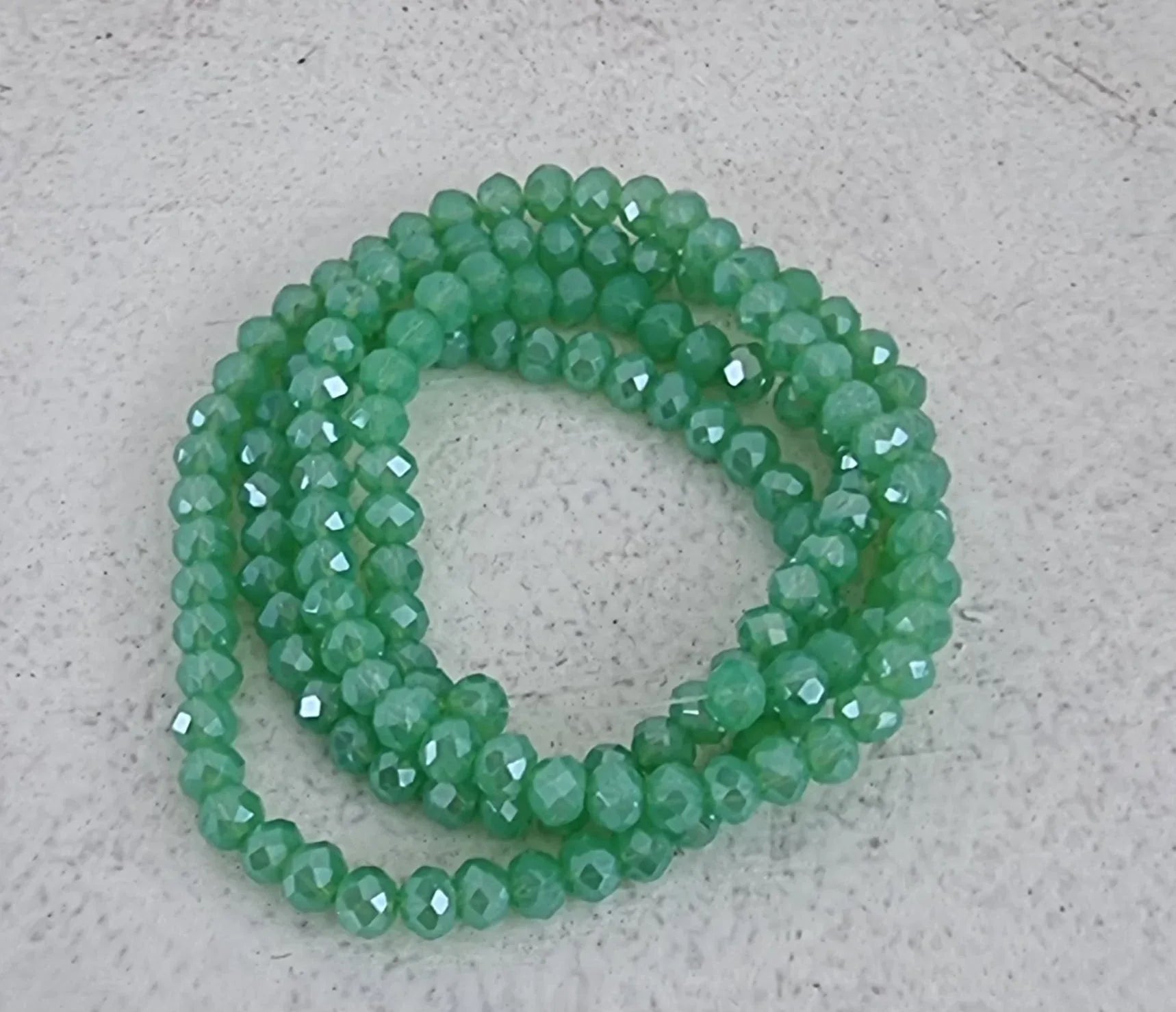 Facetterade glaspärlor - Opaque Veraman AB, 4x3mm 1 sträng Hilmas Pyssel