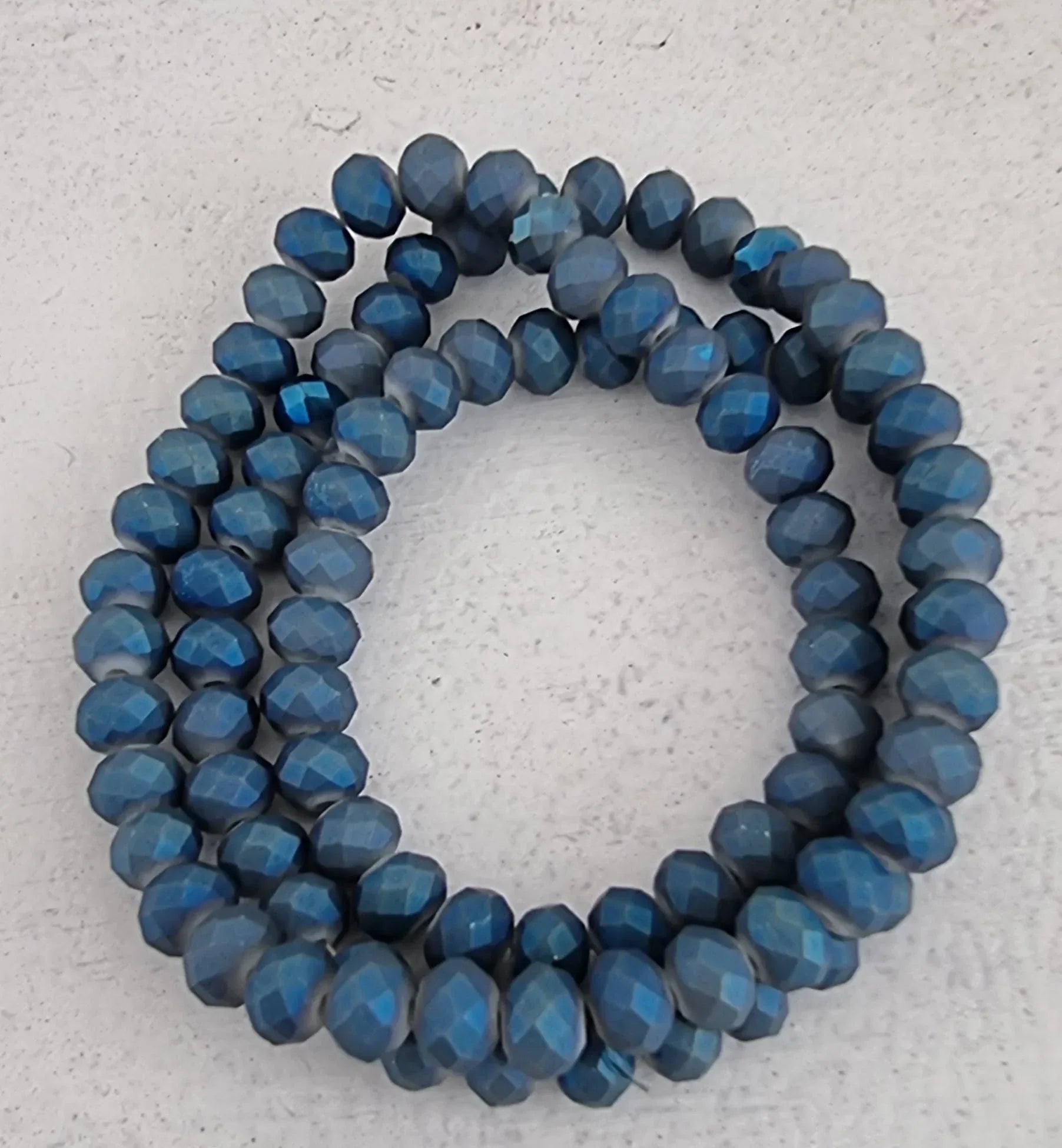 Facetterade glaspärlor - Matt blå med lyster, 6x4mm 1 sträng Hilmas Pyssel