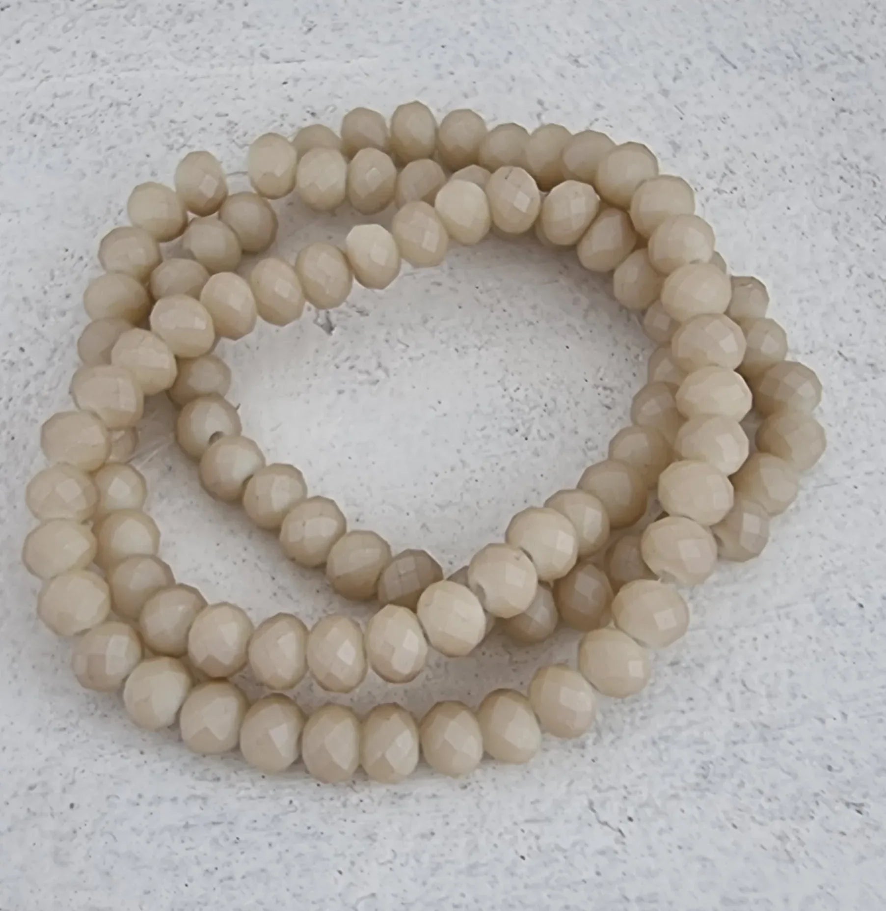 Facetterade glaspärlor - Matt champagne med lyster, 6x4mm 1 sträng Hilmas Pyssel