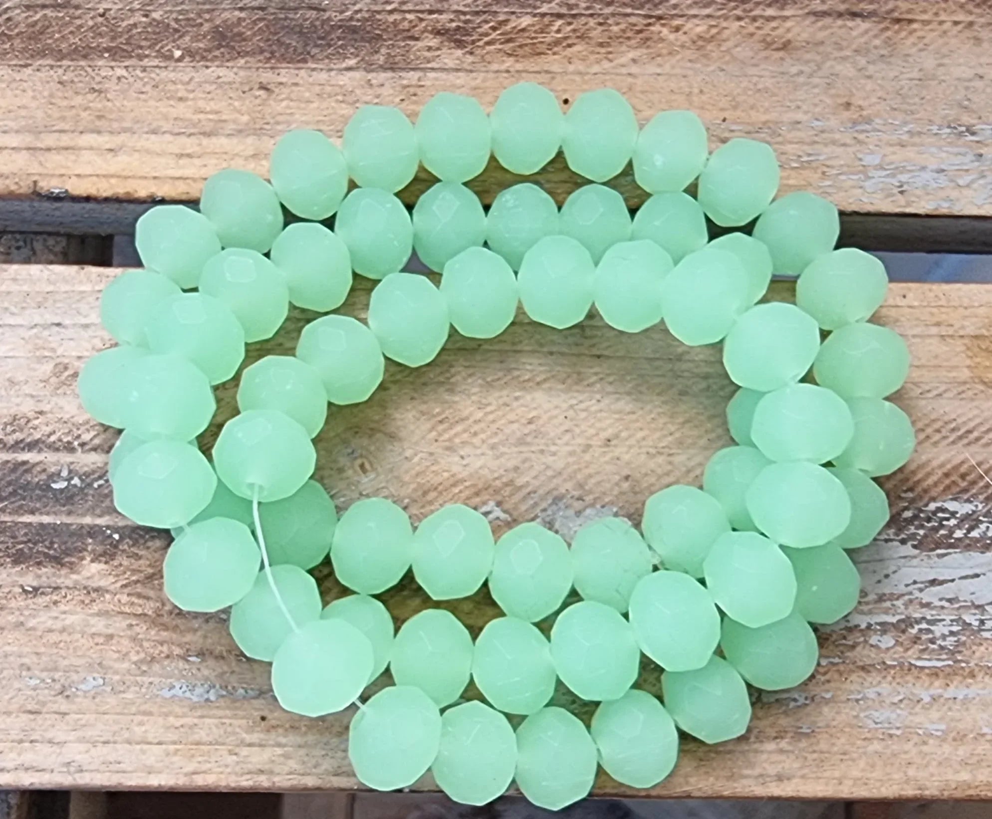 Facetterade glaspärlor - Matte grön 8x6mm 1 sträng Hilmas Pyssel