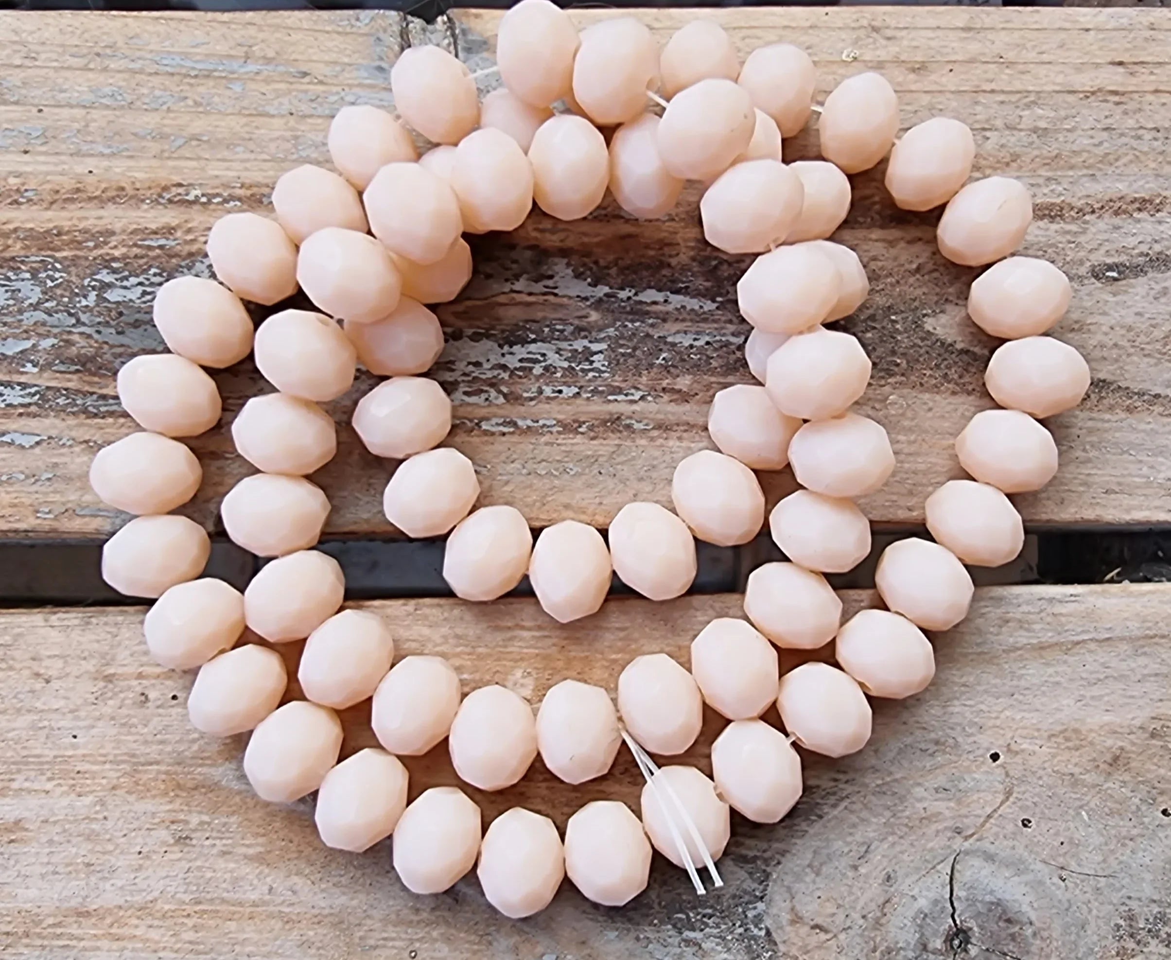 Facetterade glaspärlor - Matte laxrosa 8x6mm 1 sträng Hilmas Pyssel