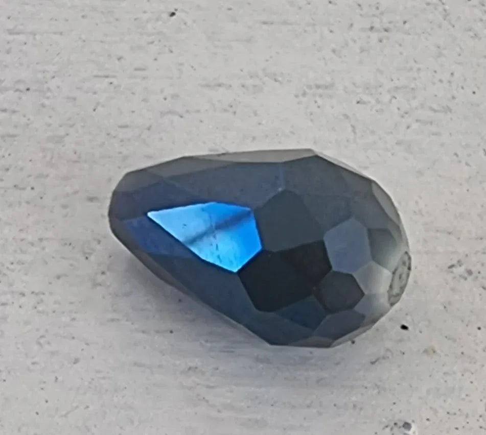 Facetterad Droppe - Grå med lyster 10x15mm 1 styck Hilmas Pyssel