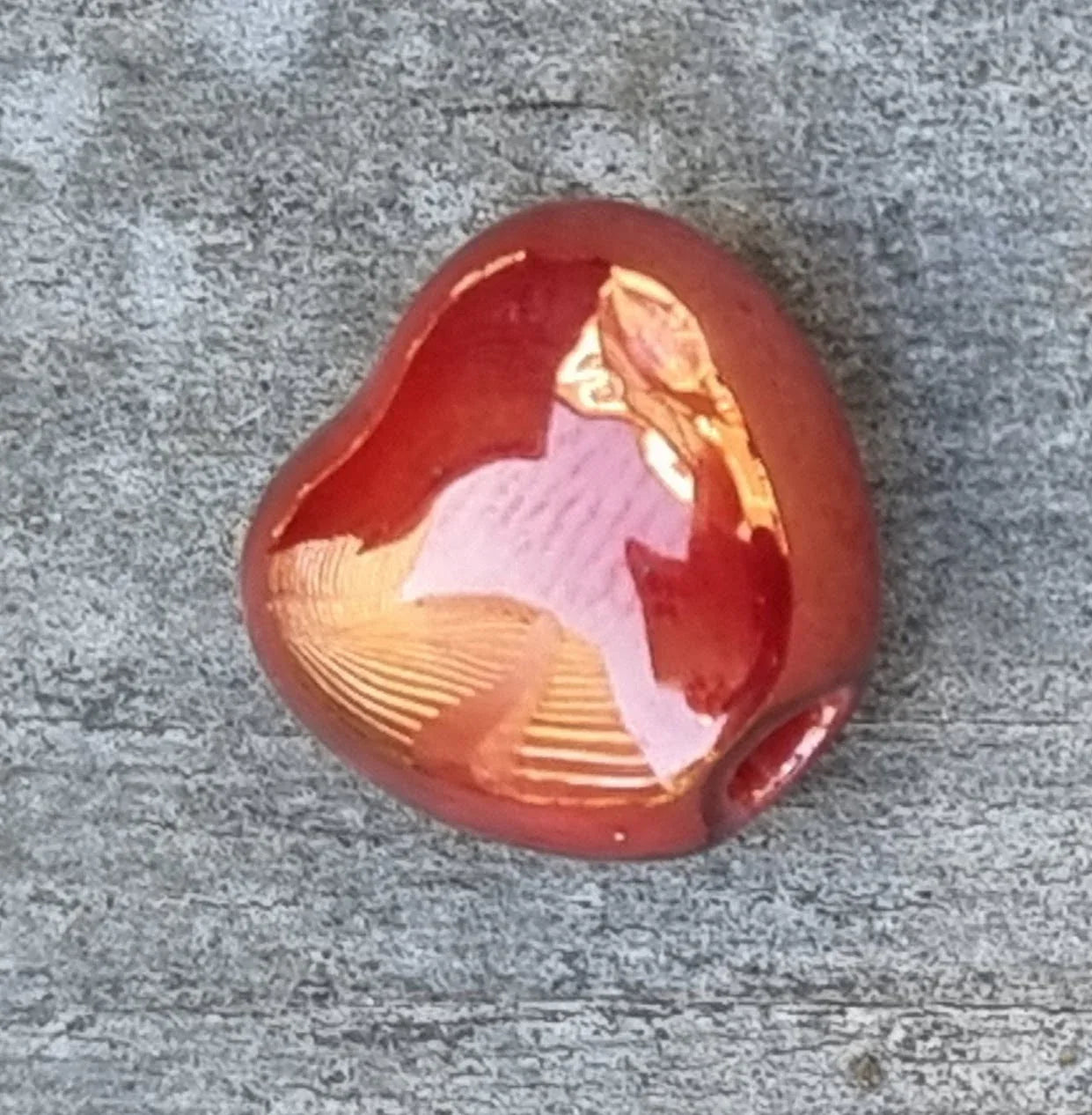 Porslinspärla - Hjärta 15mm Röd/Guld 1 styck Hilmas Pyssel