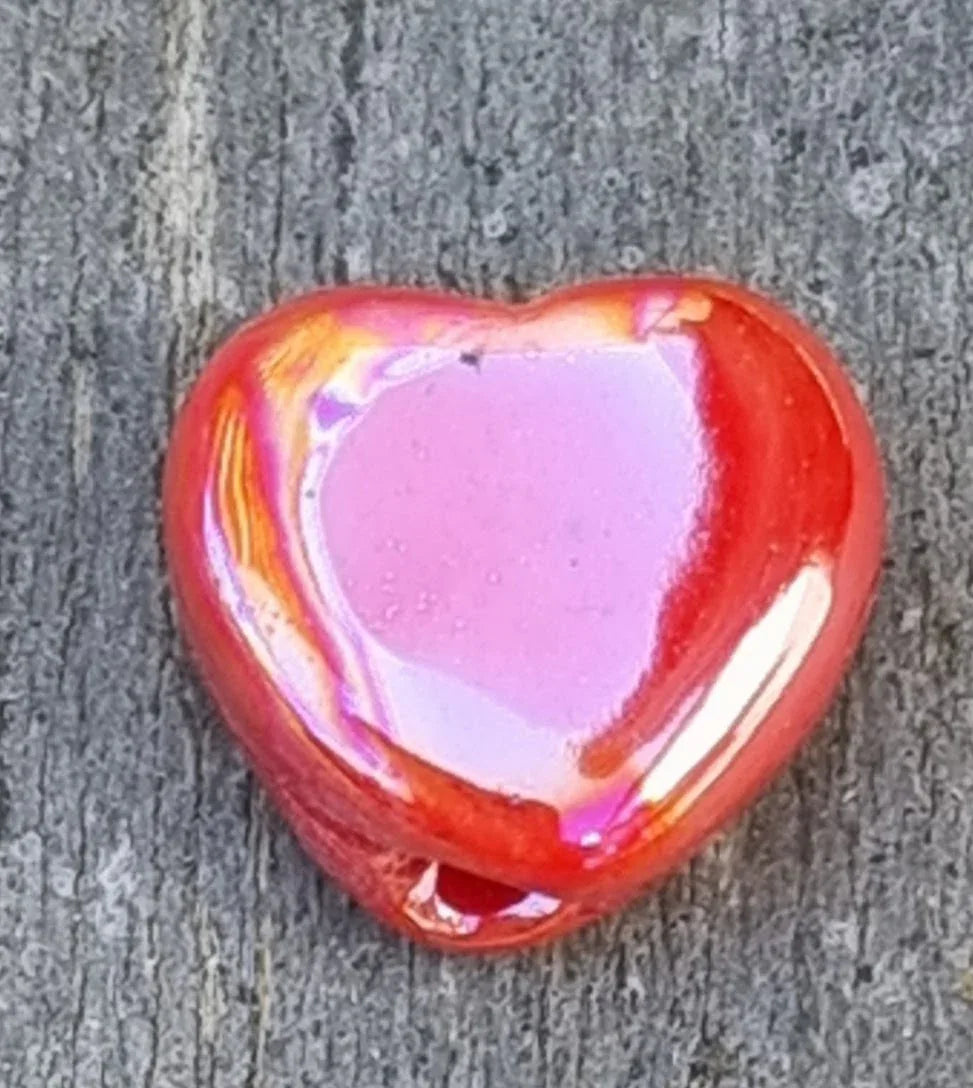 Porslinspärla - Platt hjärta 13x9mm, Röd 1 styck Hilmas Pyssel