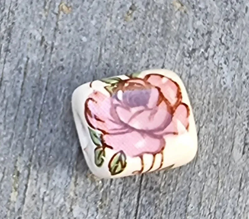 Porslinspärla Kub - Beige/Rosa Blommor 10mm 1 styck Hilmas Pyssel