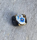 Porslinspärla Kub - Svart/Blå/Guld med Blommor 10mm 1 styck Hilmas Pyssel