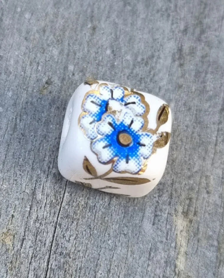 Porslinspärla Kub - Vit/Blå/Guld med Blommor 10mm 1 styck Hilmas Pyssel