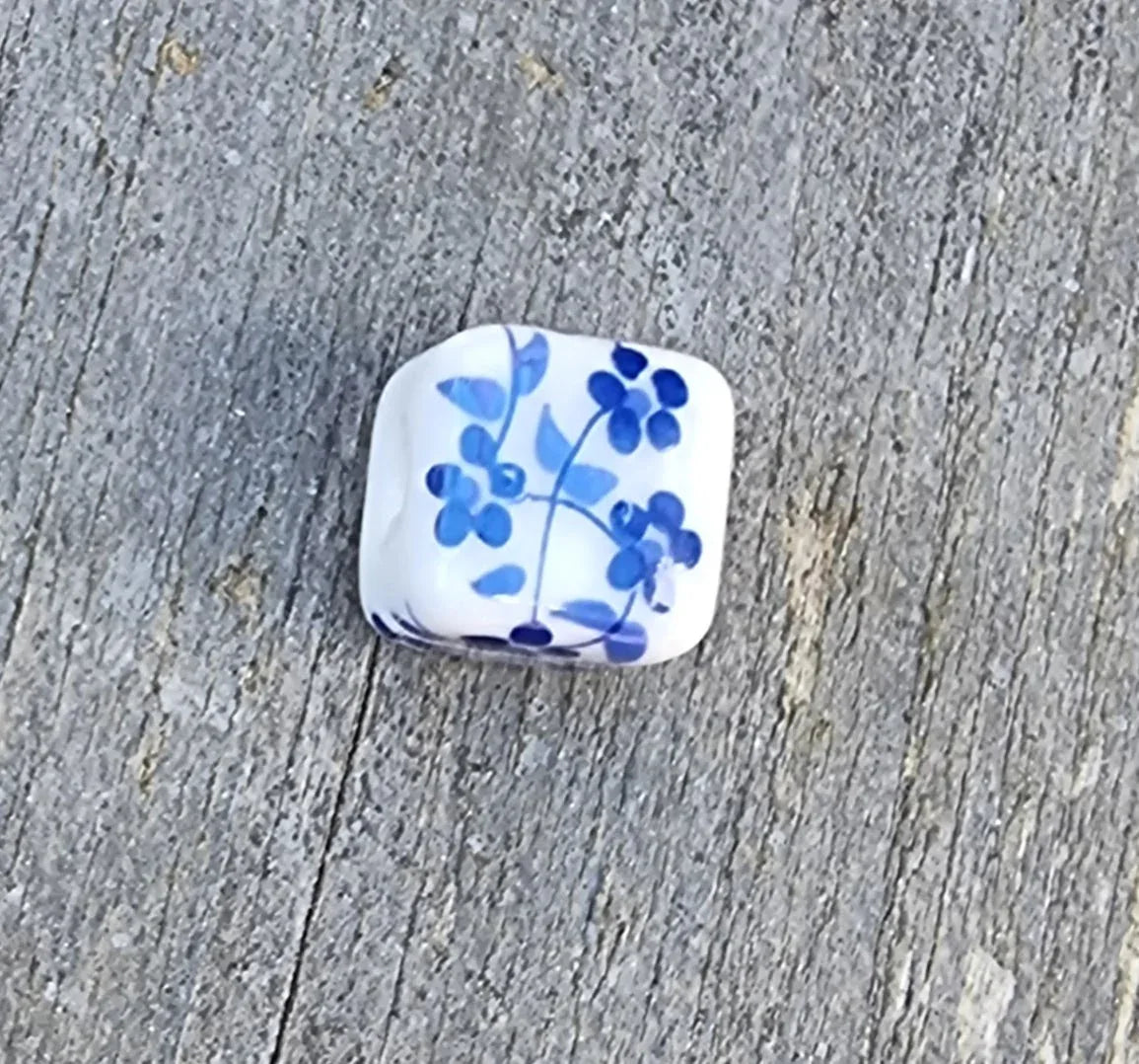 Porslinspärla Kub - Vit med Blå Blommor 10mm 1 styck Hilmas Pyssel