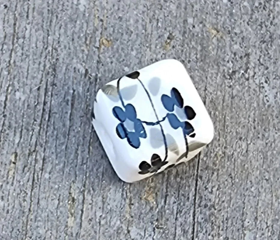 Porslinspärla Kub - Vit med Svarta blommor 10mm 1 styck Hilmas Pyssel