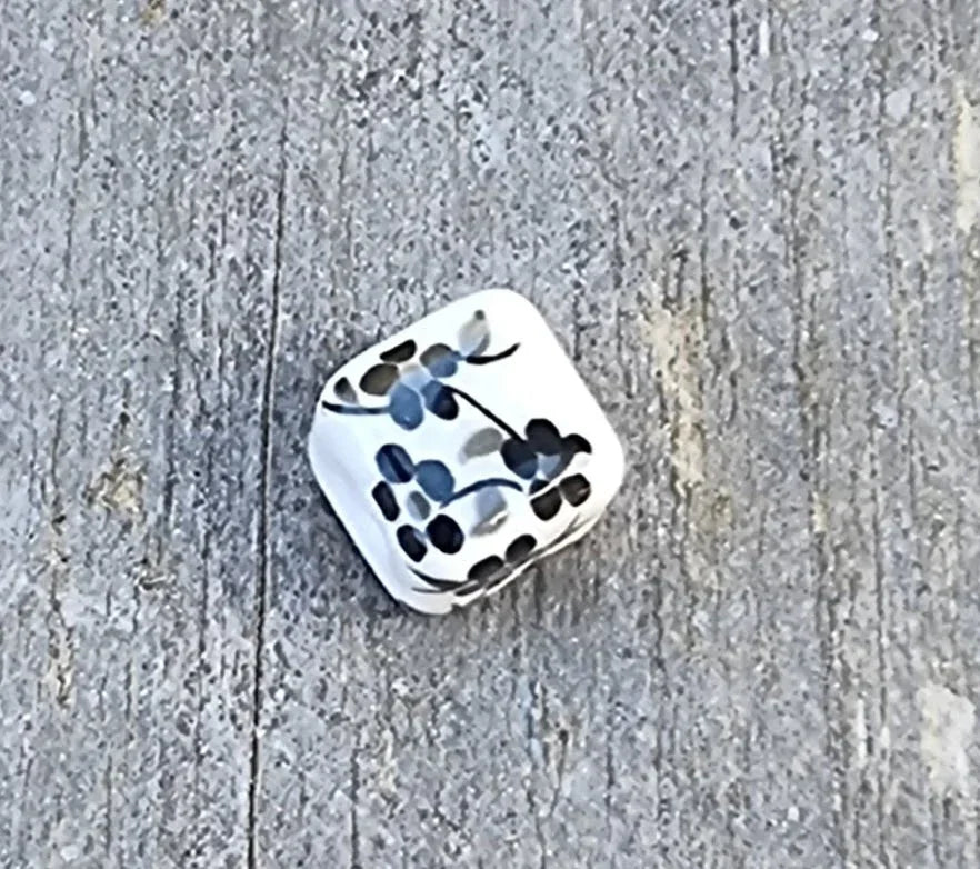 Porslinspärla Kub - Vit med Svarta blommor 8mm 1 styck Hilmas Pyssel