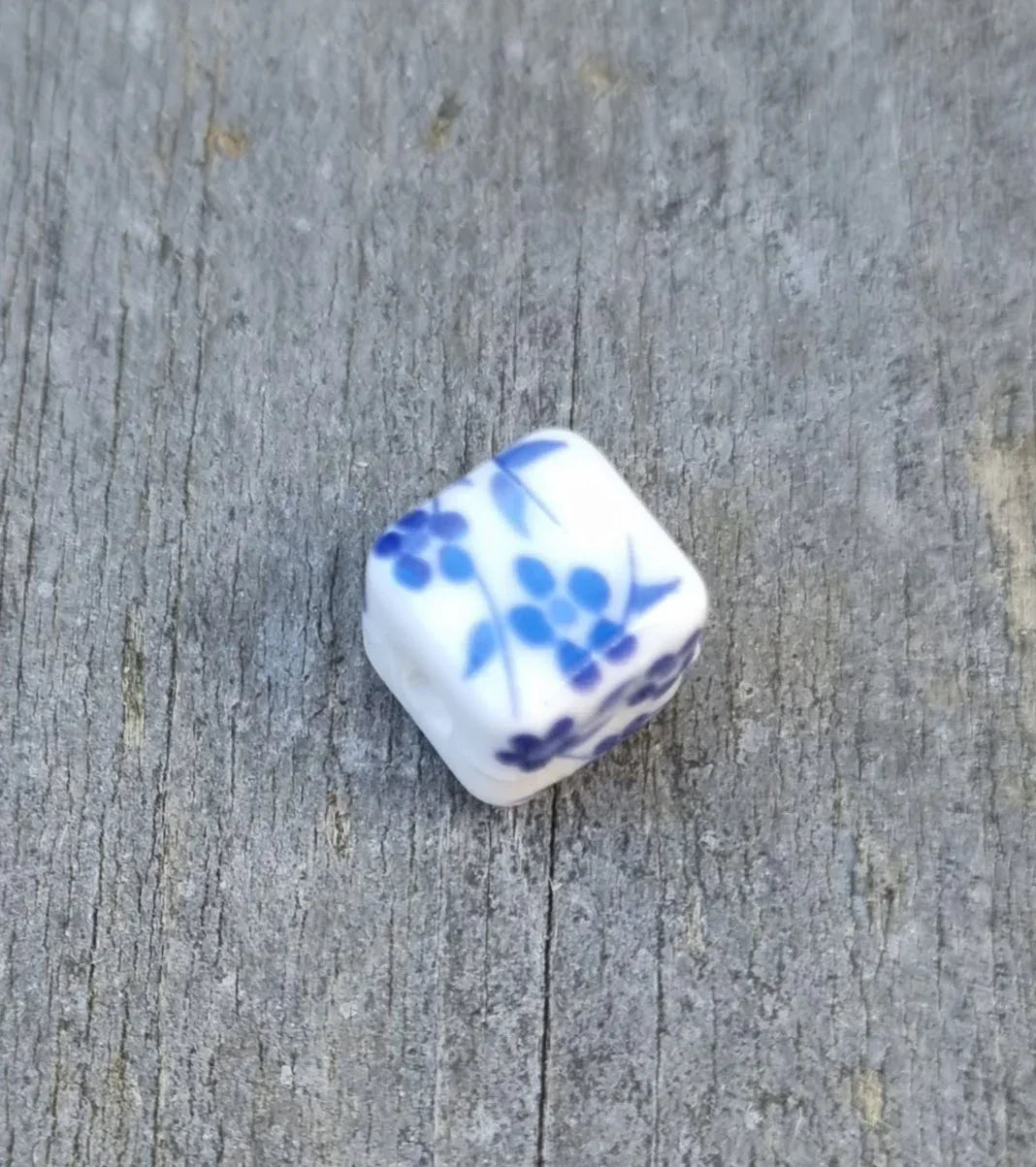 Porslinspärla Kub - Vit med blå blommor 8mm, 1 styck Hilmas Pyssel