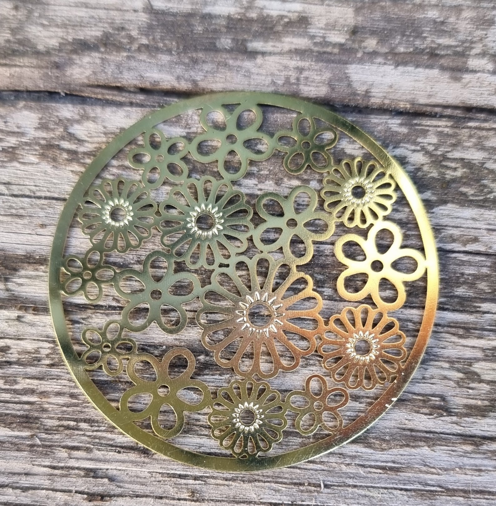 Connector / Hänge Guldfärgad - Mandala med blommor 47mm 1 styck Grekisk Metall