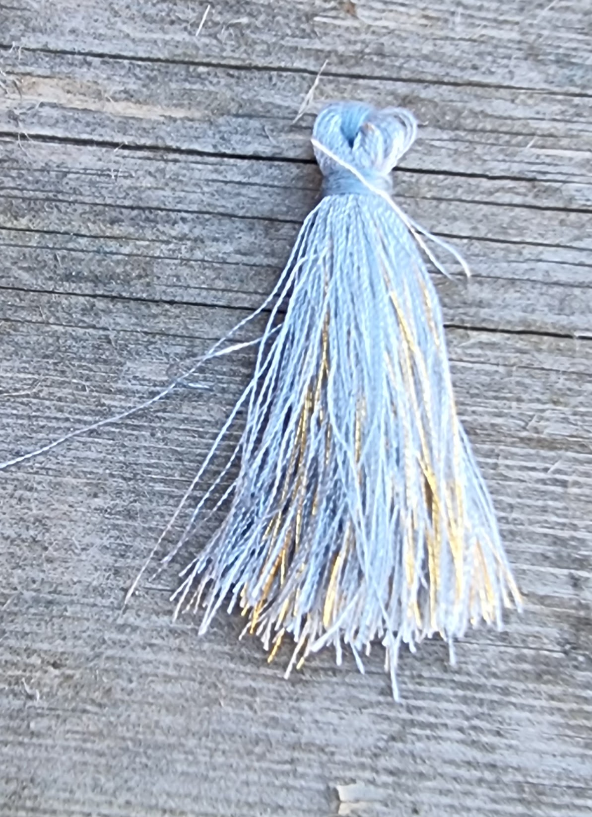 Bomullstofs - Grå / Guld 40mm, 1 styck Hilmas Pyssel